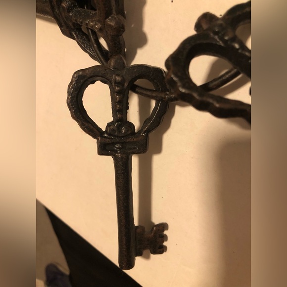 Crown Key Ring NWOT 🗝️👑 - Picture 3 of 3